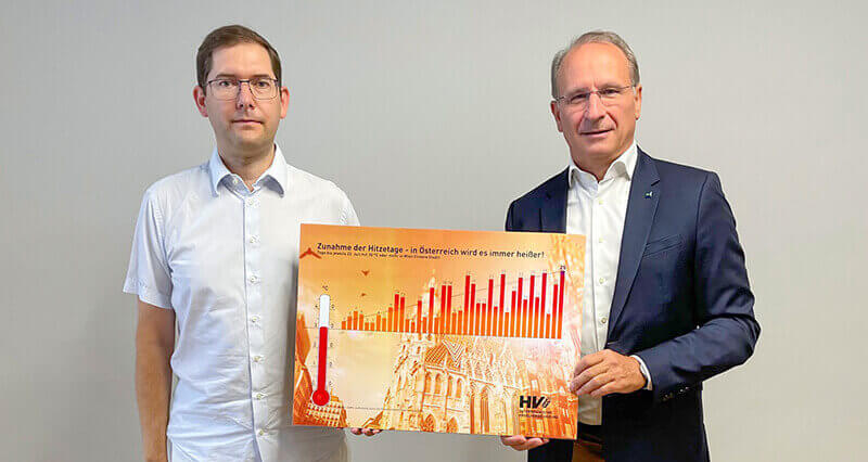 Mag. Simon Tschannett und Dr. Kurt Weinberger mit Diagramm